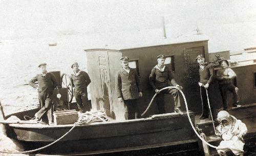 1923r. Nurek odpoczywa na schodkach statku szkolnego Szkoy Nurkw (Motorwka ORP 