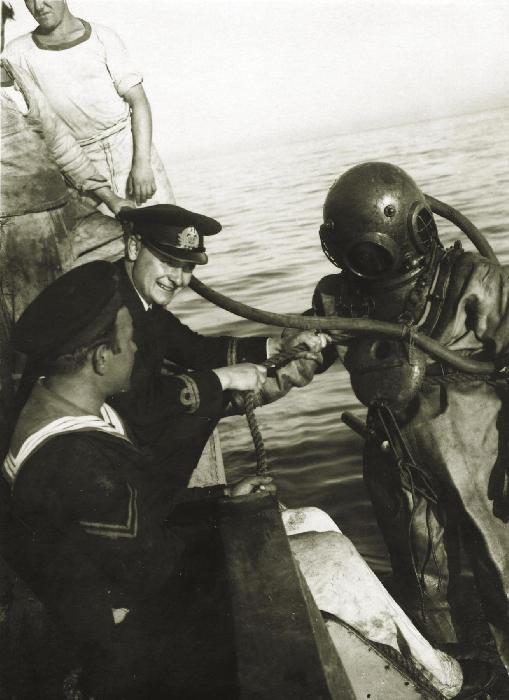 1937r. Nurek Marynarki Wojennej RP wchodzi na pokad