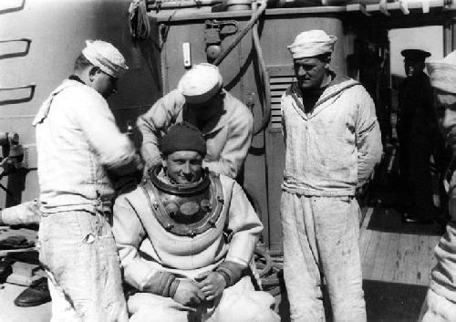 1937/39r.  Nurek Marynarki Wojennej RP przygotowuje si do zanurzenia